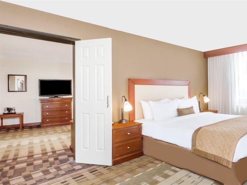 Clarion Hotel & Suites Mount Laurel Exterior foto