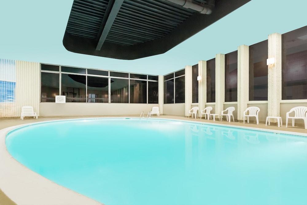 Clarion Hotel & Suites Mount Laurel Exterior foto