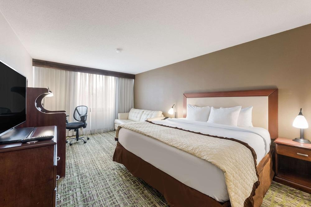 Clarion Hotel & Suites Mount Laurel Exterior foto