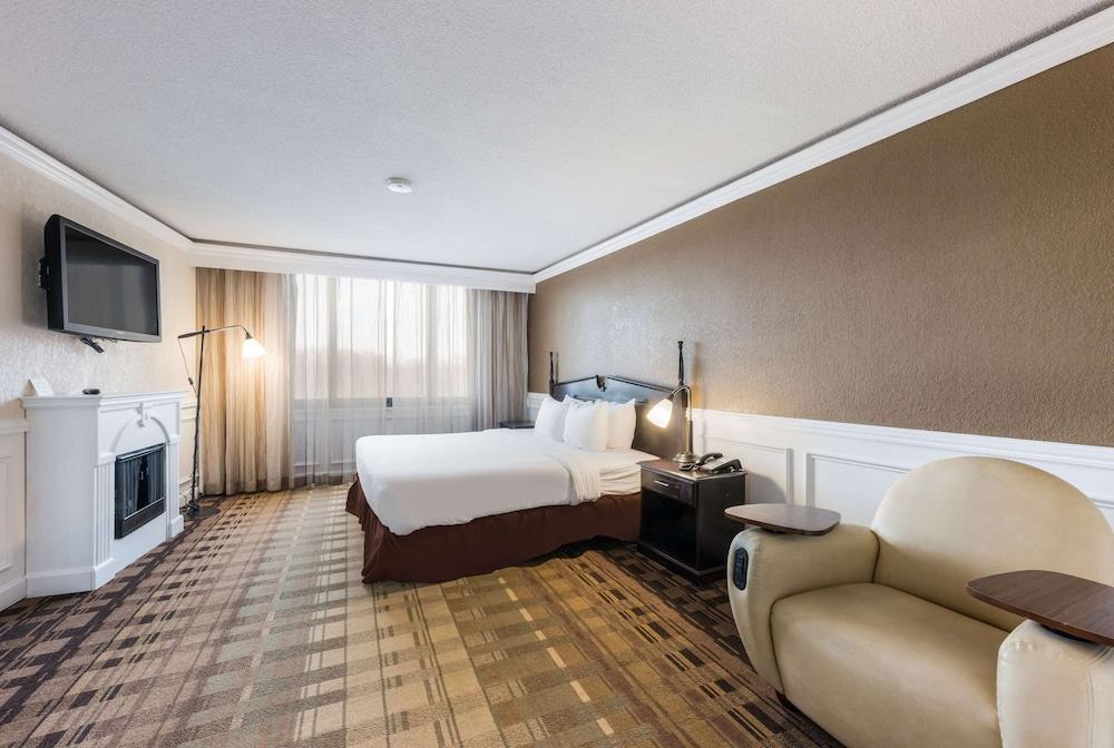 Clarion Hotel & Suites Mount Laurel Exterior foto